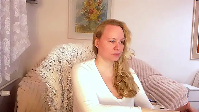 Snapshot of Sarah4you chatting on February 24, 9:52 pm Sarah4you online show from February 24, 9:52 pm