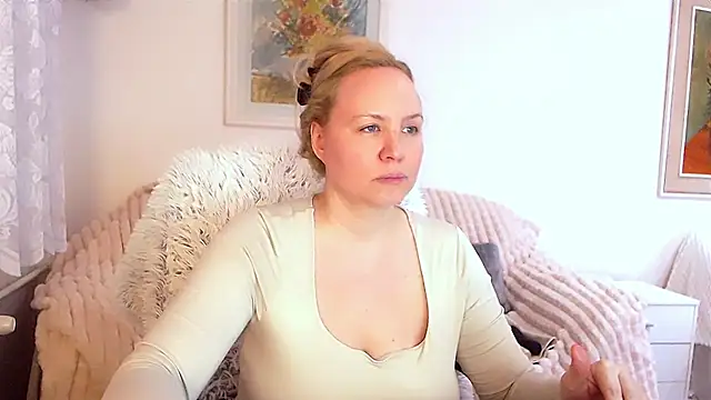 Snapshot of Sarah4you chatting on February 25, 9:35 pm Sarah4you online show from February 25, 9:35 pm