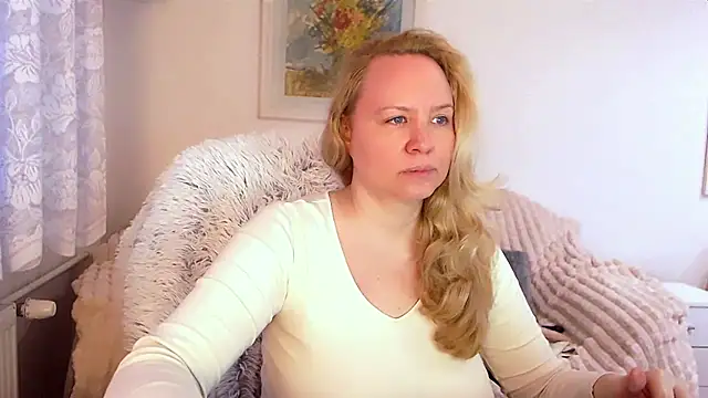 Snapshot of Sarah4you chatting on March 1, 4:33 pm Sarah4you online show from March 1, 4:33 pm