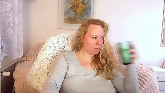 Snapshot of Sarah4you chatting on March 3, 9:48 pm Sarah4you online show from March 3, 9:48 pm