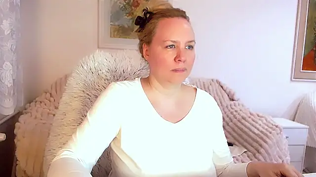 Snapshot of Sarah4you chatting on March 8, 9:40 pm Sarah4you online show from March 8, 9:40 pm