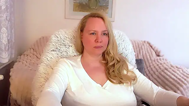 Snapshot of Sarah4you chatting on March 9, 12:42 am Sarah4you online show from March 9, 12:42 am