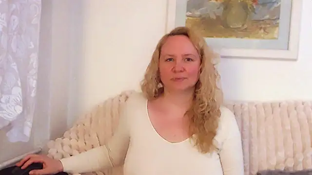 Snapshot of Sarah4you chatting on March 14, 12:43 am Sarah4you online show from March 14, 12:43 am