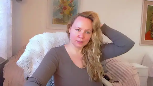 Snapshot of Sarah4you chatting on March 16, 3:50 pm Sarah4you online show from March 16, 3:50 pm