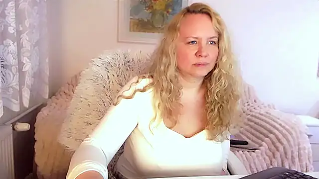 Snapshot of Sarah4you chatting on March 19, 12:37 am Sarah4you online show from March 19, 12:37 am