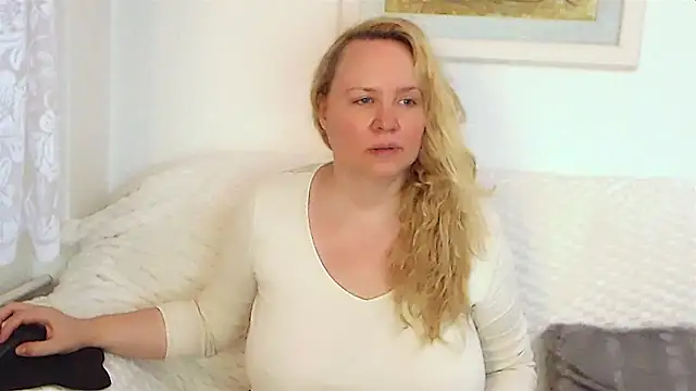 Snapshot of Sarah4you chatting on September 15, 8:42 pm Sarah4you online show from September 15, 8:42 pm