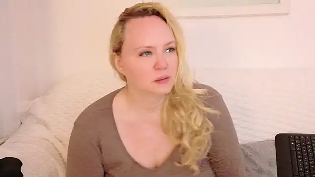 Snapshot of Sarah4you chatting on November 21, 8:51 pm Sarah4you online show from November 21, 8:51 pm