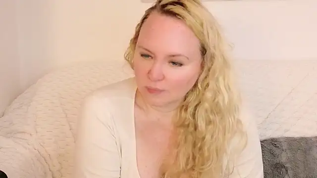 Snapshot of Sarah4you chatting on November 26, 9:38 pm Sarah4you online show from November 26, 9:38 pm