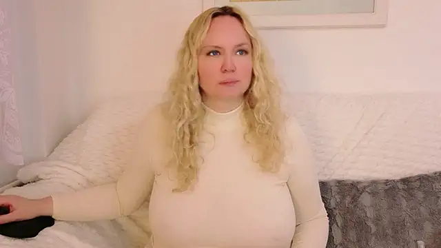 Snapshot of Sarah4you chatting on December 1, 9:42 pm Sarah4you online show from December 1, 9:42 pm