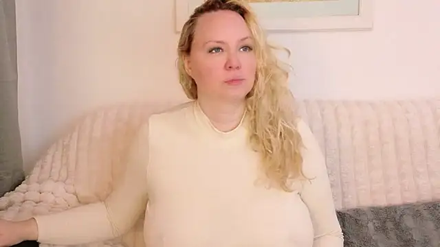 Snapshot of Sarah4you chatting on December 2, 9:54 pm Sarah4you online show from December 2, 9:54 pm