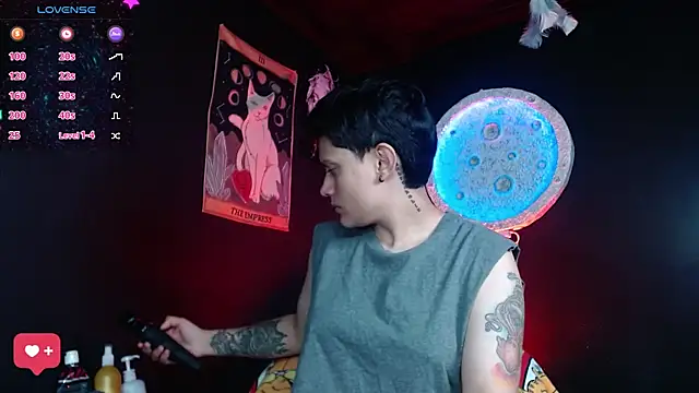 Snapshot of girl_intense444 chatting on June 18, 1:48 pm girl intense444 online show from June 18, 1:48 pm