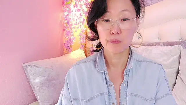 Snapshot of Asian_legs chatting on May 4, 10:11 am Asian legs online show from May 4, 10:11 am