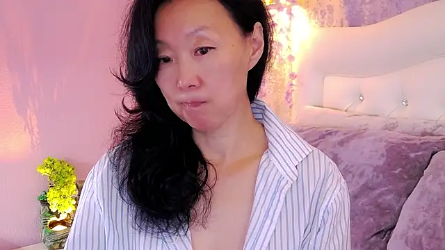 Snapshot of Asian_legs chatting on July 5, 10:44 am Asian legs online show from July 5, 10:44 am
