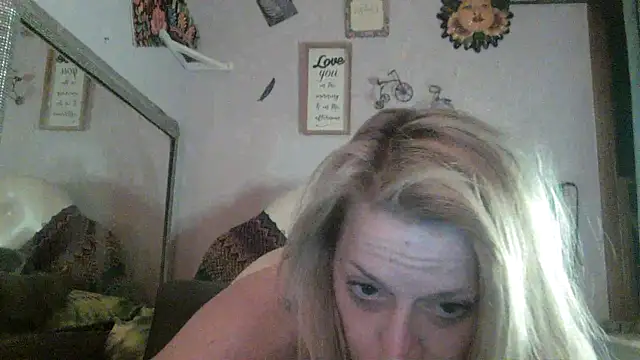 MommaCummins00 online show from March 29, 8:25 am