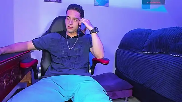 Snapshot of Alex_smith00 chatting on December 4, 12:30 am Alex smith00 online show from December 4, 12:30 am