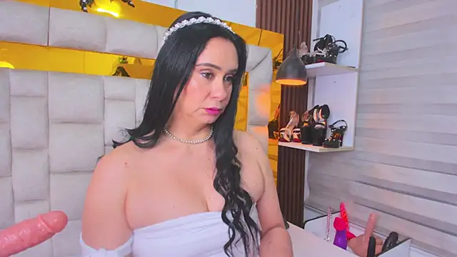 Snapshot of bigass_monic chatting on November 6, 2:12 am bigass monic online show from November 6, 2:12 am