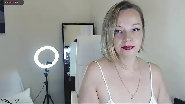 Tilly Eliot online show from February 3, 4:20 pm