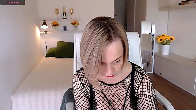 Tilly Eliot online show from September 16, 7:59 pm