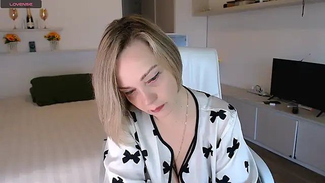 Tilly Eliot online show from September 24, 1:58 pm