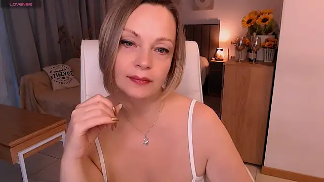 Snapshot of Tilly_Eliot chatting on June 22, 8:28 pm Tilly Eliot online show from June 22, 8:28 pm
