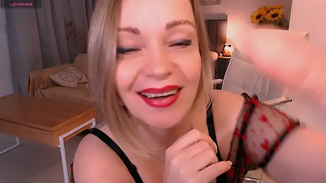 Snapshot of Tilly_Eliot chatting on July 20, 8:22 pm Tilly Eliot online show from July 20, 8:22 pm
