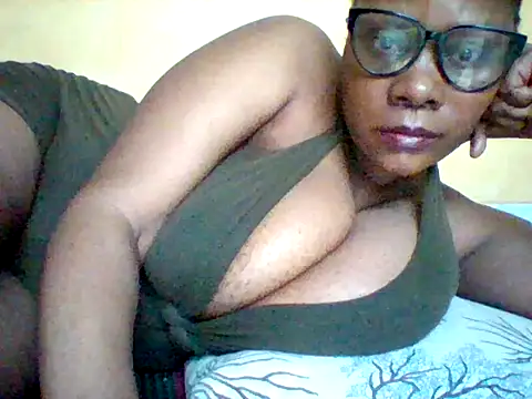 Snapshot of Africangal chatting on June 1, 6:37 am Africangal online show from June 1, 6:37 am