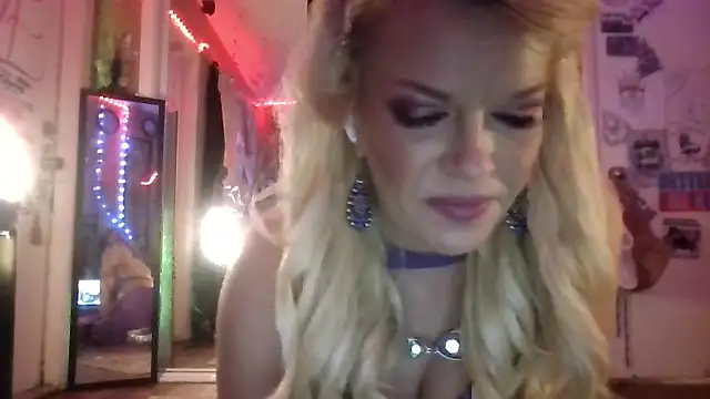 Snapshot of marilyn420 chatting on May 23, 5:56 am marilyn420 online show from May 23, 5:56 am