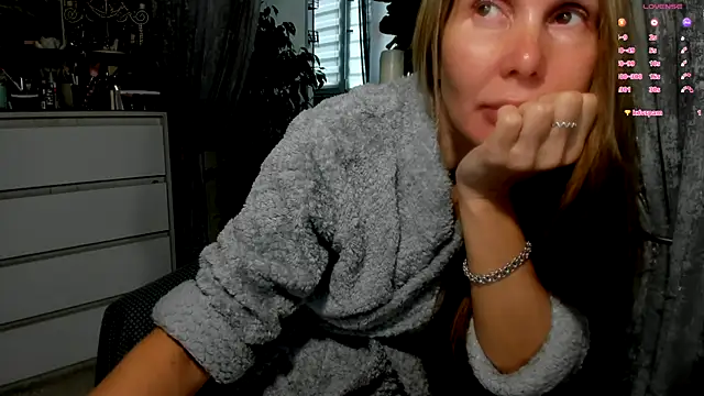 Snapshot of Aurora108 chatting on November 16, 6:52 am Aurora108 online show from November 16, 6:52 am