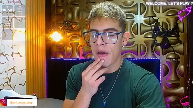 Snapshot of angel_sexyevil chatting on November 9, 12:25 pm angel sexyevil online show from November 9, 12:25 pm