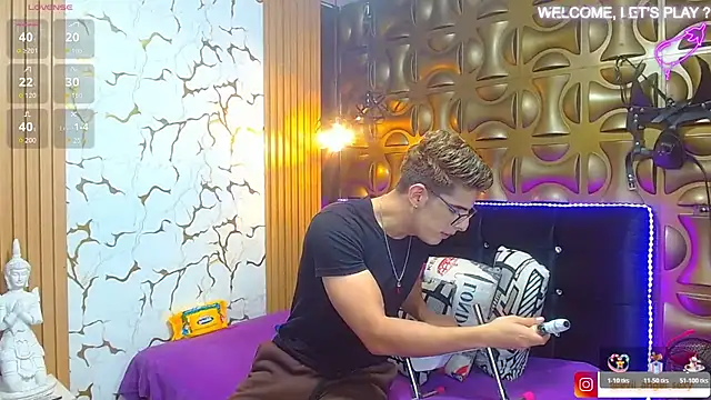 Snapshot of angel_sexyevil chatting on November 17, 12:33 pm angel sexyevil online show from November 17, 12:33 pm