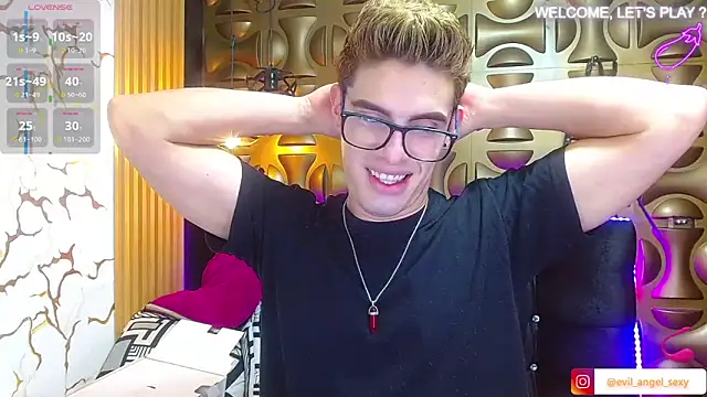 Snapshot of angel_sexyevil chatting on November 28, 12:30 pm angel sexyevil online show from November 28, 12:30 pm