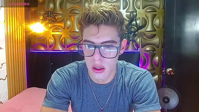 Snapshot of angel_sexyevil chatting on November 30, 12:20 pm angel sexyevil online show from November 30, 12:20 pm