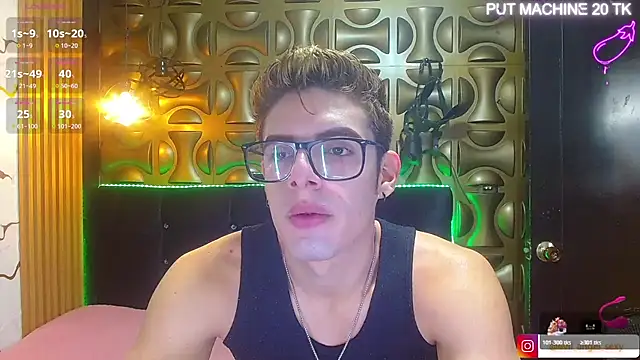 Snapshot of angel_sexyevil chatting on December 1, 12:21 pm angel sexyevil online show from December 1, 12:21 pm