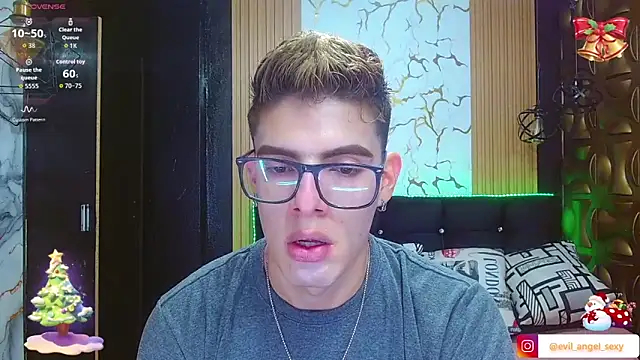 Snapshot of angel_sexyevil chatting on December 17, 12:11 pm angel sexyevil online show from December 17, 12:11 pm