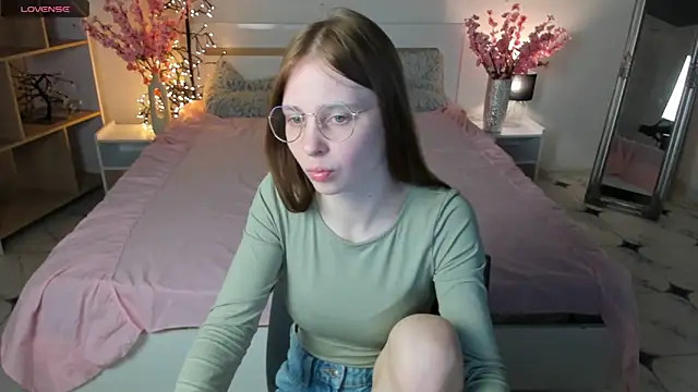 Snapshot of CharmedDoll chatting on March 21, 2:40 pm CharmedDoll online show from March 21, 2:40 pm