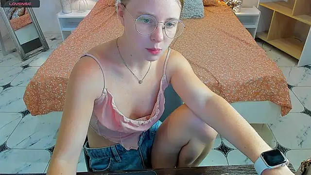 Snapshot of CharmedDoll chatting on September 16, 12:28 pm CharmedDoll online show from September 16, 12:28 pm