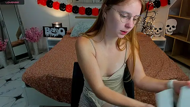 Snapshot of CharmedDoll chatting on October 18, 12:28 pm CharmedDoll online show from October 18, 12:28 pm