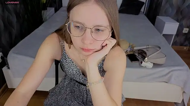 Snapshot of CharmedDoll chatting on August 4, 6:27 am CharmedDoll online show from August 4, 6:27 am