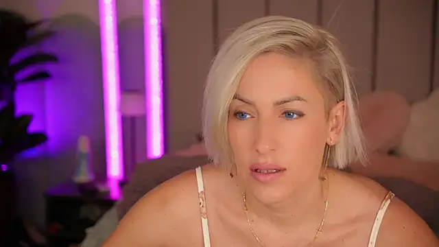 Snapshot of VickySecret96 chatting on November 20, 5:45 pm VickySecret96 online show from November 20, 5:45 pm