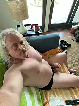 Snapshot of zeus337 chatting on July 16, 9:21 pm zeus337 online show from July 16, 9:21 pm
