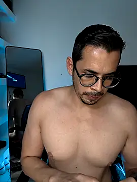 Snapshot of towers_j chatting on October 31, 9:05 pm towers j online show from October 31, 9:05 pm