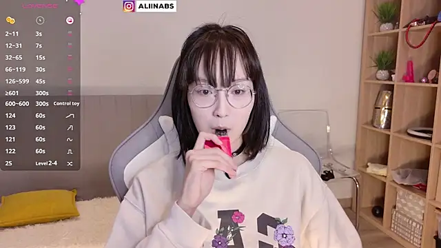 aliiiiiina online show from February 6, 4:03 pm