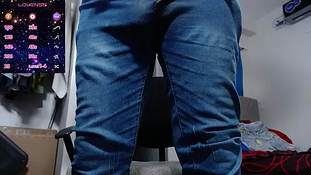 Snapshot of lewislamxxx_hot chatting on February 21, 11:43 pm lewislamxxx hot online show from February 21, 11:43 pm