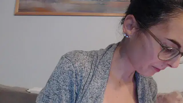 Snapshot of cleophee chatting on December 5, 6:44 am cleophee online show from December 5, 6:44 am