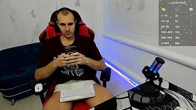 Snapshot of Raamoss chatting on December 7, 9:44 pm Raamoss online show from December 7, 9:44 pm