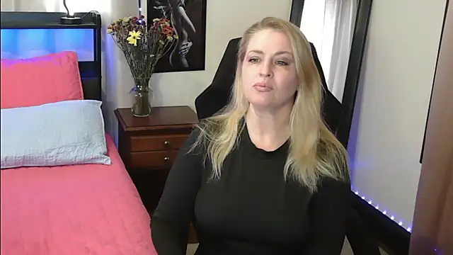 HollieBim online show from December 5, 3:06 pm