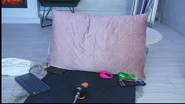 Snapshot of Michelle90u chatting on November 9, 9:35 pm Michelle90u online show from November 9, 9:35 pm