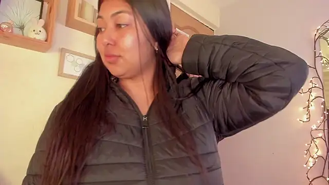 Snapshot of Pocahontas_power chatting on December 4, 9:13 pm Pocahontas power online show from December 4, 9:13 pm