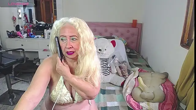 Snapshot of lucy_belle_bm chatting on June 5, 2:45 pm lucy belle bm online show from June 5, 2:45 pm