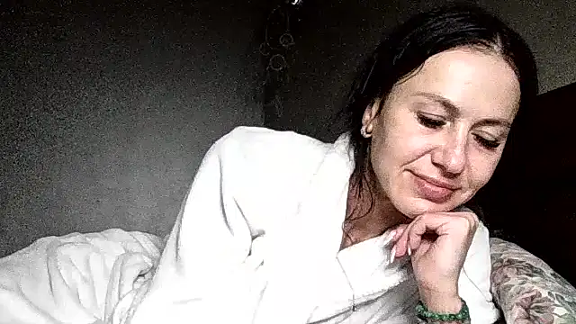 Snapshot of JulianaGold1 chatting on May 19, 9:21 pm JulianaGold1 online show from May 19, 9:21 pm